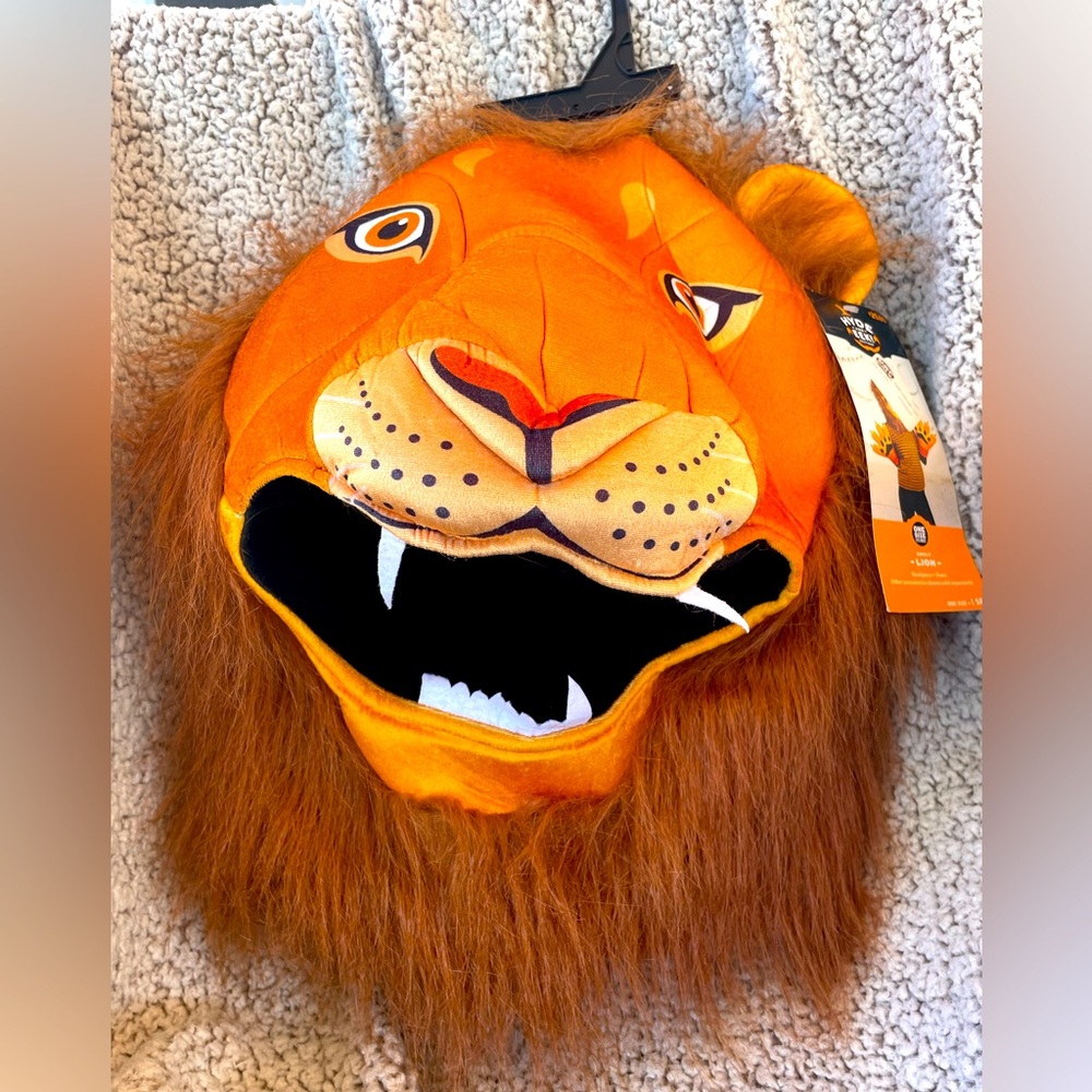 Hide and EEK one size lions head. New!!